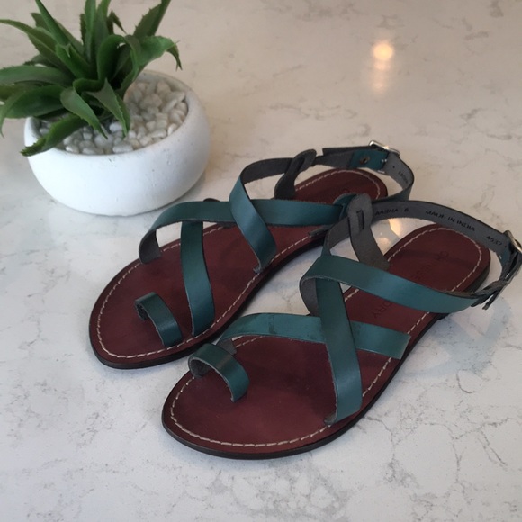 ⭐️HOST PICK⭐️ CHINESE LAUNDRY Aasha Leather Sandal - Picture 2 of 4